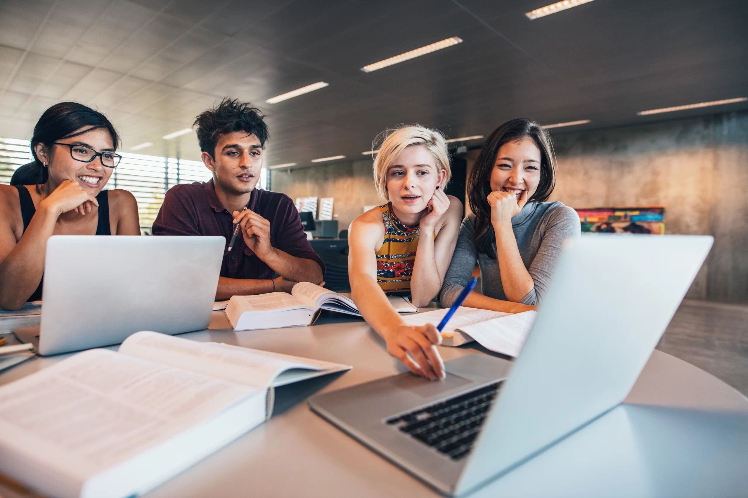 A lot students. Студенты за компом в университете. Студент с ноутбуком. Современный студент. Студенческое предпринимательство.