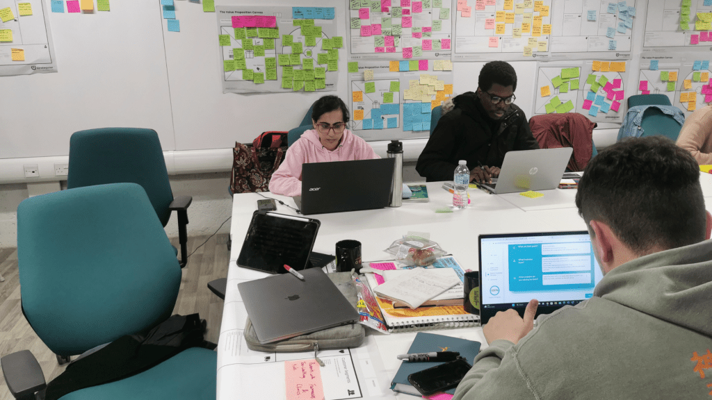 University students using the startup planning education platform at university.