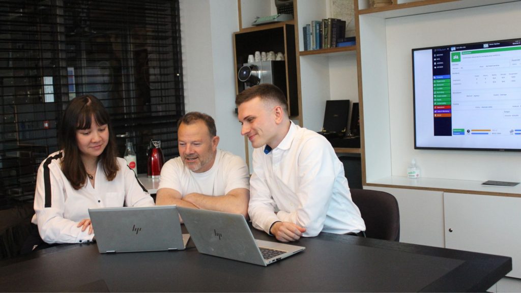 Leadership training for workplaces using the SimVenture business simulation, Evolution.